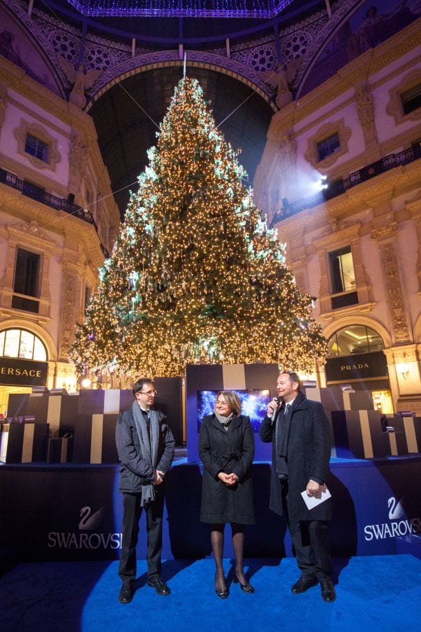 Swarovski, un grande albero di Natale illumina la Galleria di Milano [FOTO]