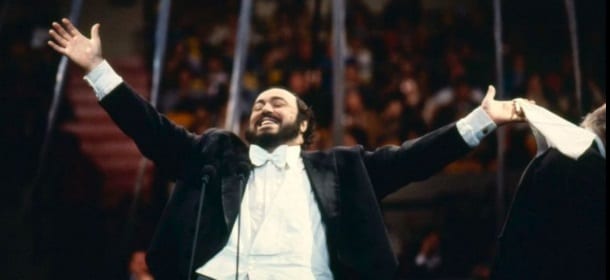 Unici: gli 80 anni di Luciano Pavarotti celebrati da Rai2. Video inediti con Dalla e Jovanotti