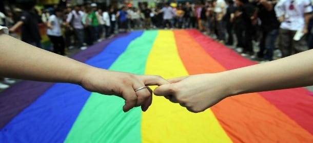 Unioni civili, si procede senza la stepchildadoption. Mondo gay in rivolta