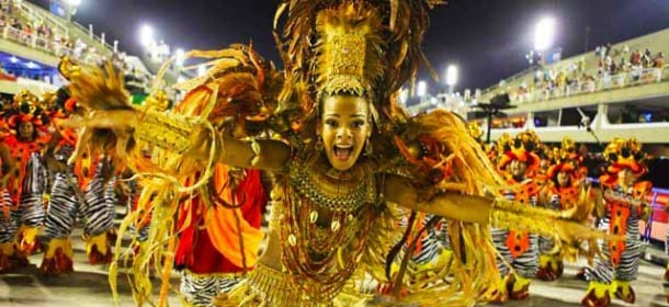 Carnevale, i posti dove si festeggia in maniera strana. Tra sculture in neve e svizzeri Hawaiani