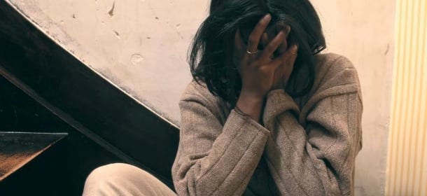 Perchè alcune donne non si ribellano alla violenza? La psicologa spiega il motivo