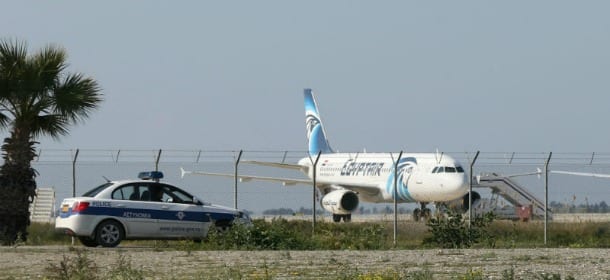 Aereo dell'Egypt Air dirottato da un kamikaze