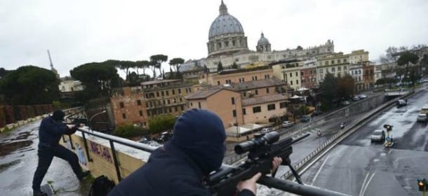 Renzi: "Non c'è una minaccia specifica per l'Italia" Nelle città italiane massima allerta terrorismo