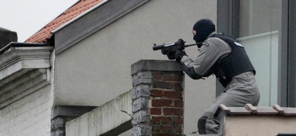 Sparatoria a Bruxelles, ricercati due terroristi. All'interno del covo una bandiera dell'Isis