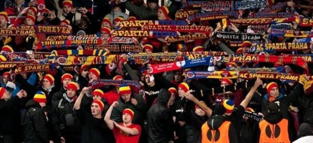 Roma di nuovo invasa da orde di ultras. I Tifosi dello Sparta Praga urinano su un mendicante