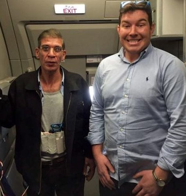 Dilaga il selfie del passeggero con il dirottatore del volo EgyptAir