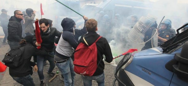 Renzi a Napoli, guerriglia: il Premier accolto con pietre e maschere di Pulcinella