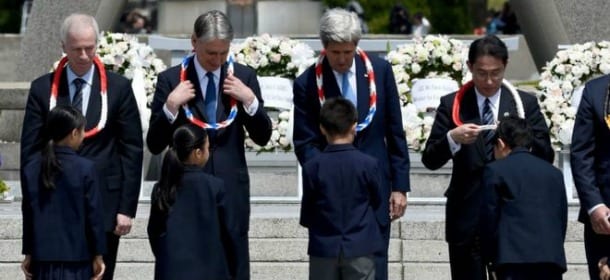 John Kerry in visita al santuario delle vittime di Hiroshima: "Mai più guerre"