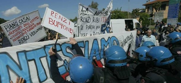 Internet Day, violenti scontri a Pisa, ferito un giornalista. Renzi: Incomprensibile