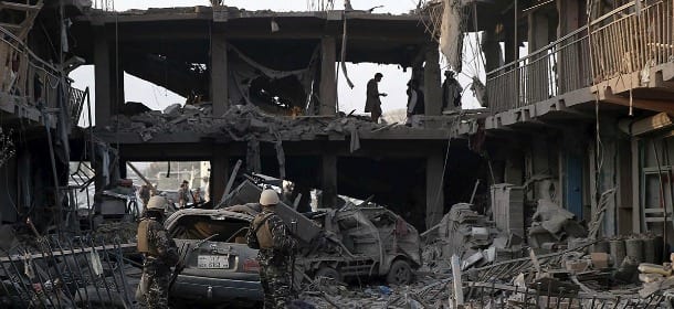 Kamikaze nel centro di Kabul, 24 morti e 43 feriti