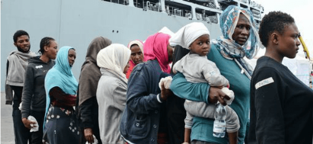 1.000 migranti sulle coste italiane. Blocchi a Ventimiglia e nuove norme di identificazione