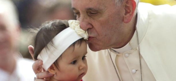 Papa Francesco contro la pedofilia: punire chi abusa dei più piccoli