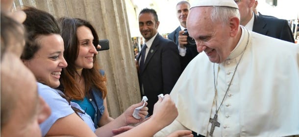 Papa Francesco apre alle donne nella Chiesa: "Oggi sono una possibilità"