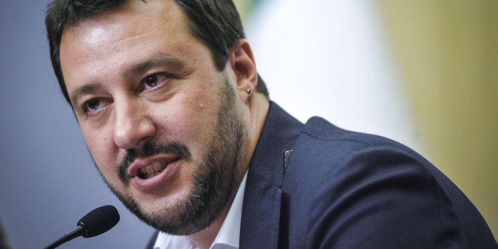 Scontro Renzi-Salvini sul tema migranti