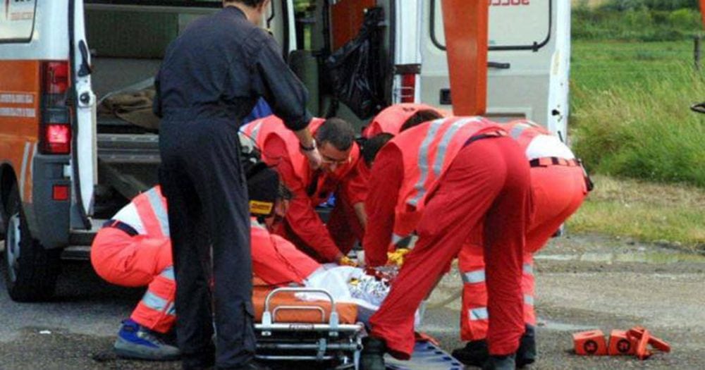 Il marito rientra a casa prima dal lavoro, l’amante fugge e cade dal balcone