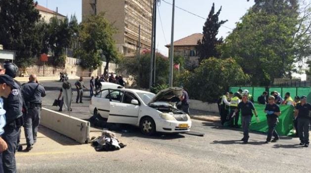 Attentato a Gerusalemme, due morti e almeno 5 feriti. Il killer freddato dalla polizia