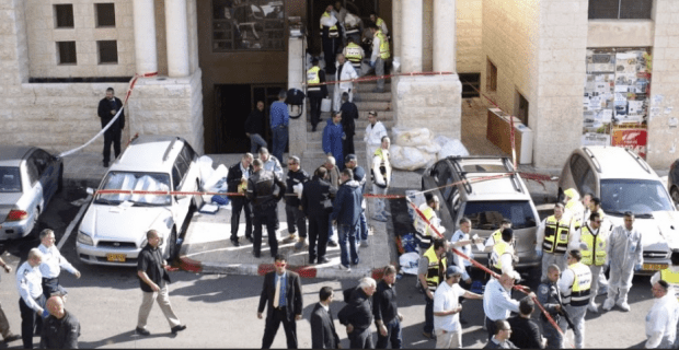 Attentato a Gerusalemme: spari da un'auto in corsa. Feriti gravi, ucciso il killer