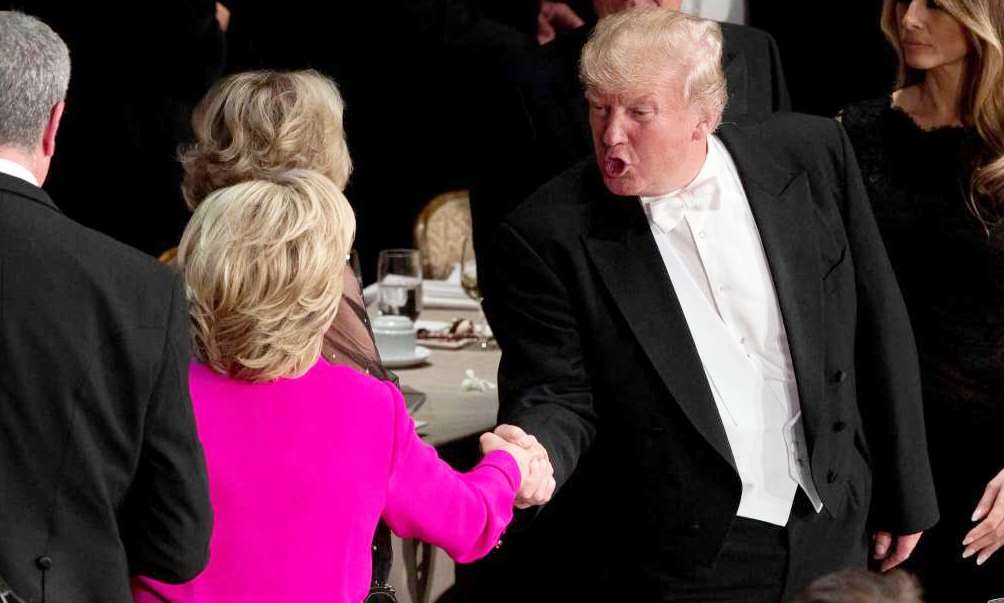 Clinton Trump, insulti reciproci anche alla cena di beneficenza