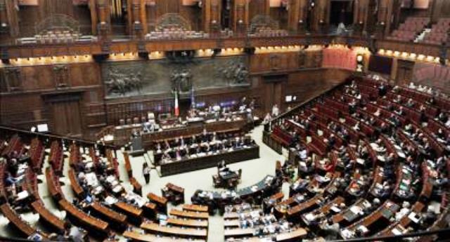 Tagli a stipendi dei parlamentari: alla Camera scoppia il caos