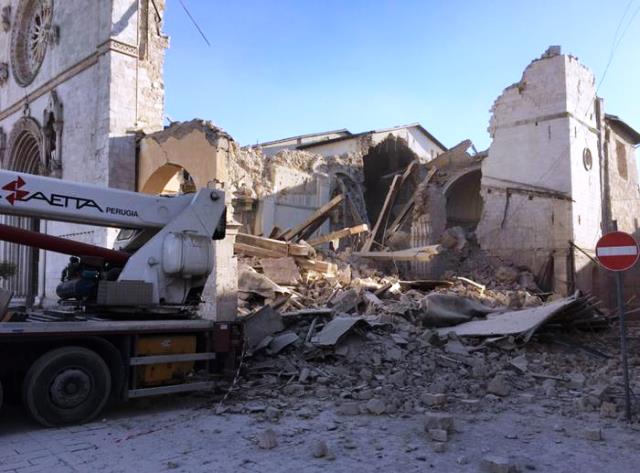 Terremoto, nuova scossa fra Umbria e Marche: magnitudo 6.5. Diversi feriti. A Norcia crolla la cattedrale