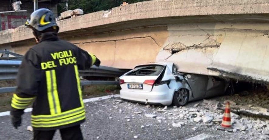 Cavlcavia crolla sulla Milano-Lecco, Tir precipita sulle auto: un morto e bambini feriti