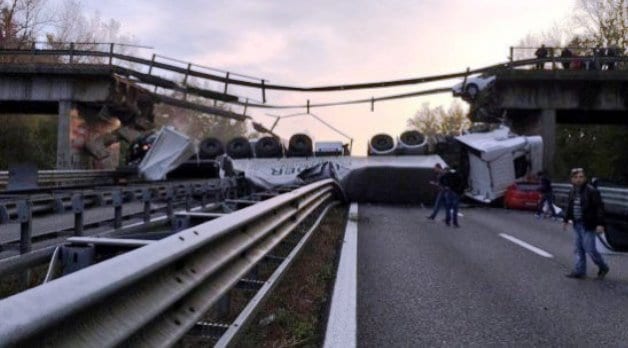 Cavlcavia crolla sulla Milano-Lecco, Tir precipita sulle auto: un morto e bambini feriti