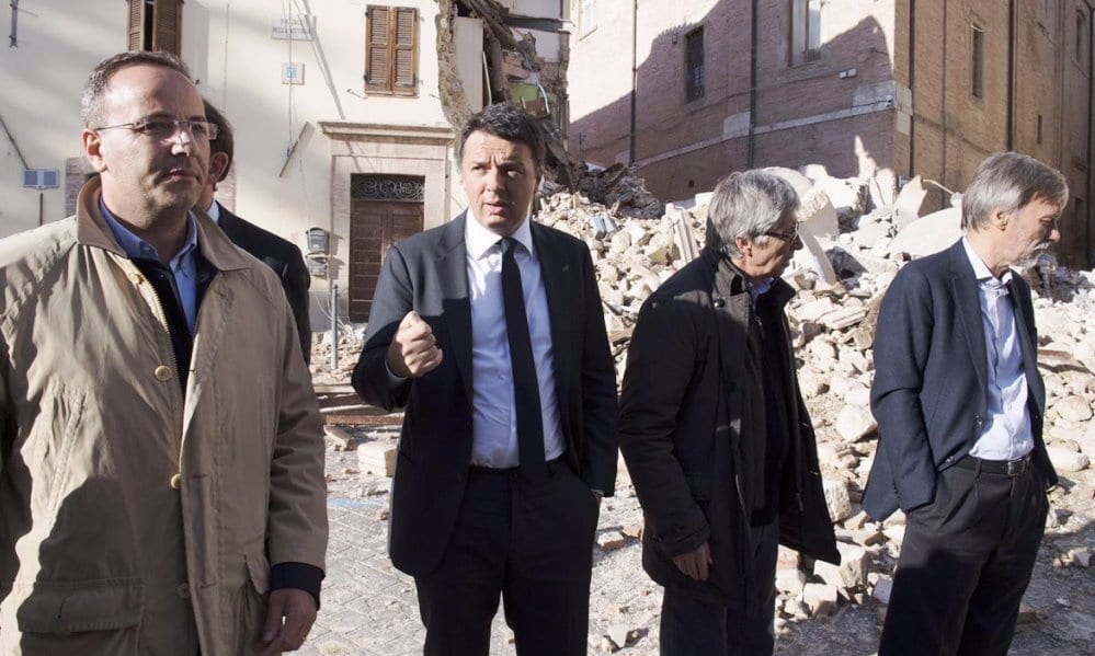 Matteo Renzi nelle zone del terremoto. "Gli sfollati in hotel o casette, niente tende"