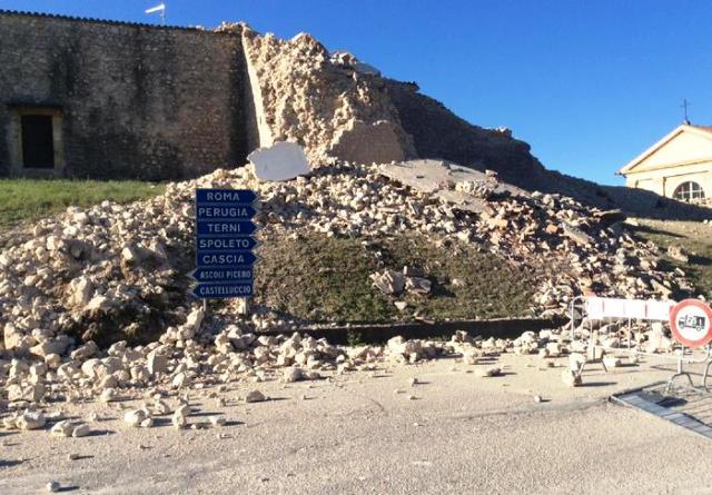 Terremoto, nuova scossa spaventosa: magnitudo 6.5. Diversi feriti. A Norcia crolla la cattedrale