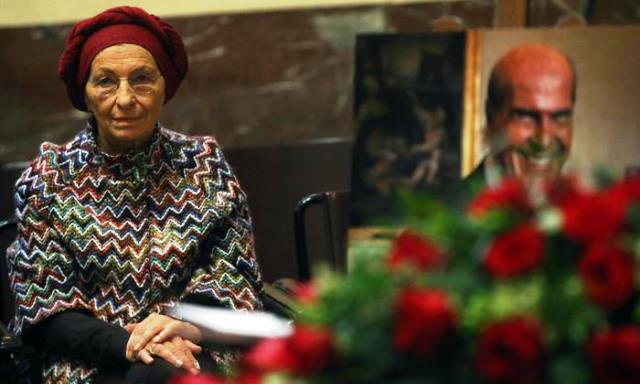 Veronesi, centinaia ai funerali laici. Le lacrime di Sala ed Emma Bonino