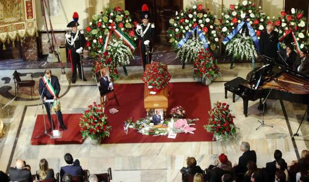 Veronesi, centinaia ai funerali laici. Le lacrime di Sala ed Emma Bonino