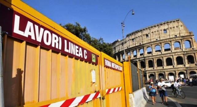 Roma, Virginia Raggi: "Tranquilli la metro C arriverà...al Colosseo"