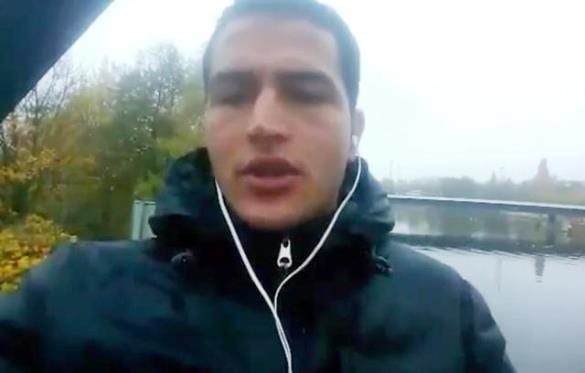 Un fermo immagine del video di Anis Amri prima dell'attentato di Berlino, diffuso da Amaq, agenzia dell'Isis