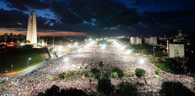 I funerali di Fidel Castro: decine di migliaia gli rendono omaggio a Santiago de Cuba <p data-wpview-marker=