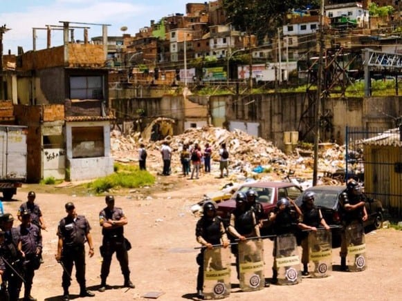 Brasile, turisti italiani entrano in una favela: uno viene ucciso, l'altro riesce a fuggire