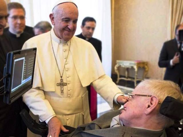 Roma, Stephen Hawking si sente male: ricoverato in ospedale