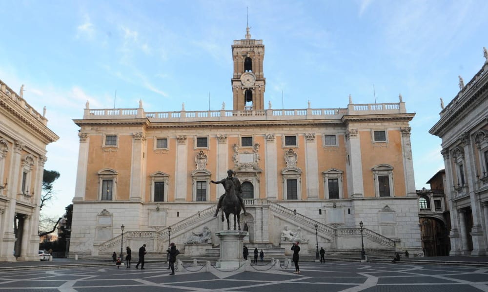 Polemica a Roma: Virginia Raggi guadagna più di Matteo Renzi