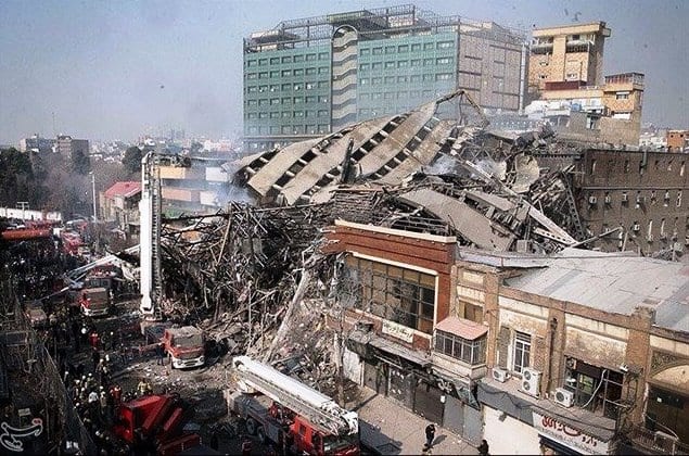 Iran, il grattacielo crolla dopo un incendio: strage di pompieri [VIDEO]