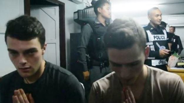 Thailandia, strappano bandiere: arrestati due ragazzi italiani. Rischiano la galera