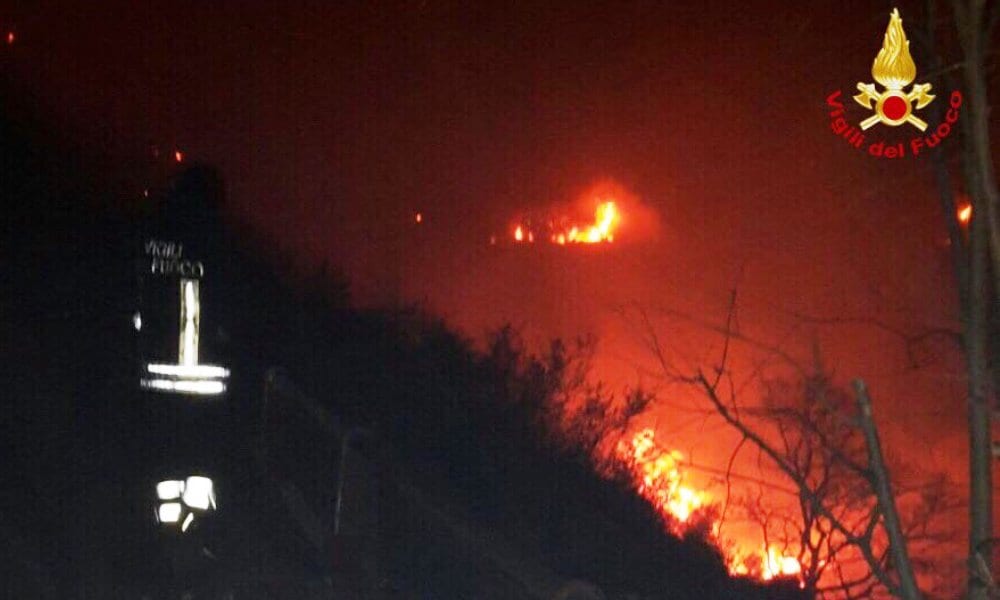 Notte da incubo a Genova, l'incendio dalle alture "scende" in città: evacuati a Pegli [VIDEO]