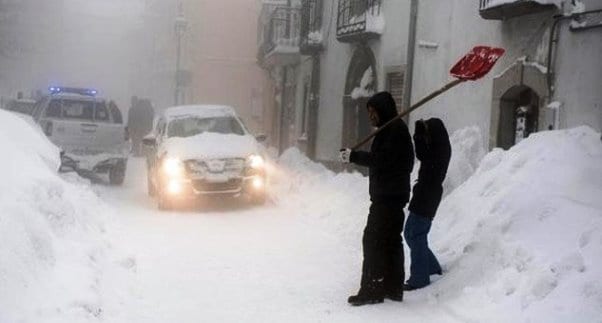 Neve, vento e freddo polare: Italia in ginocchio. Un morto in Puglia, Abruzzo senza luce