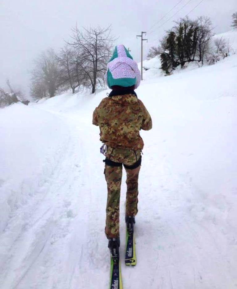Mattia Popesso trasporta sugli sci la piccola Rachele (foto Facebook CAI sezione Ascoli Piceno)