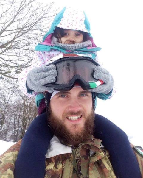Terremoto e neve, il militare porta in salvo la bambina. E la foto fa il giro del mondo