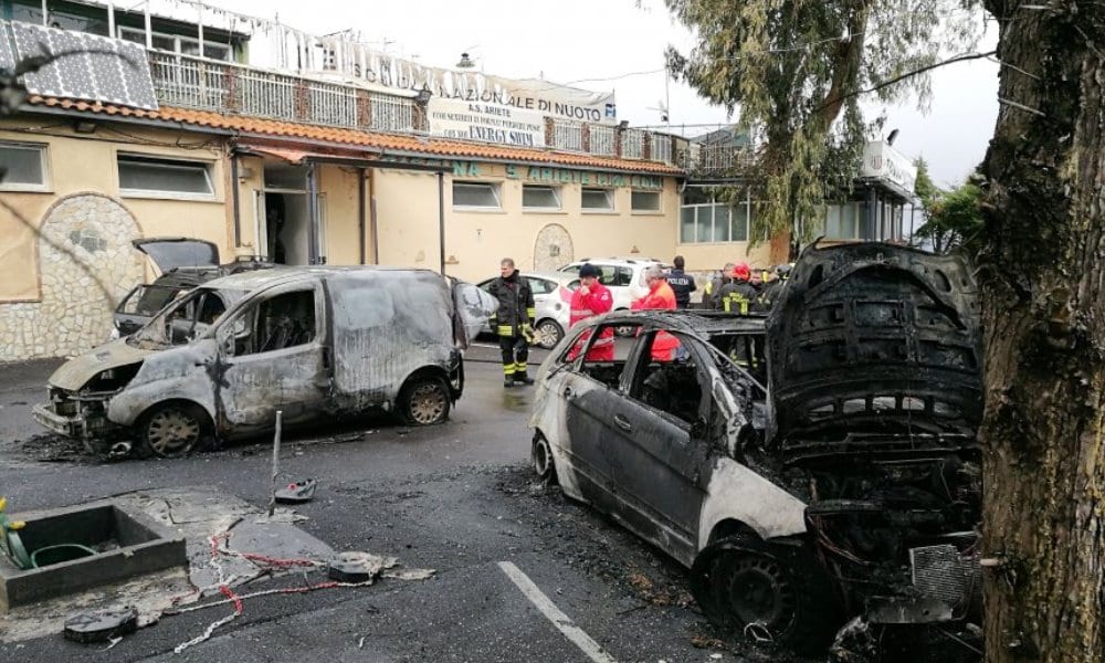 Napoli, violentissima esplosione di gas. Un morto e cinque feriti, auto distrutte