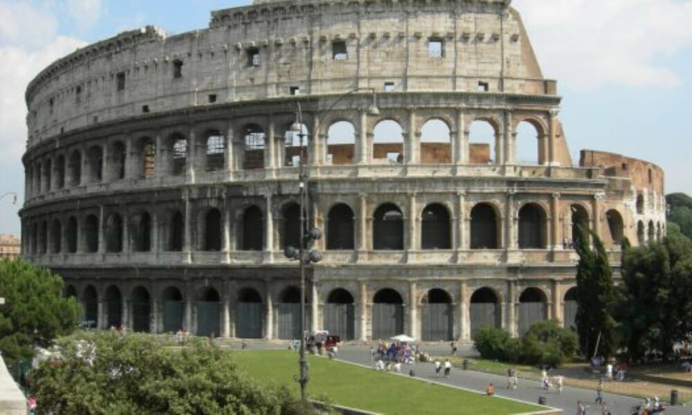 Colosseo, provano a scavalcare ma cadono da 4 metri: un ferito grave