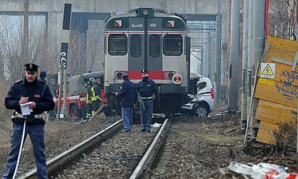 Brescia, treno contro auto al passaggio a livello: c'è un ferito grave