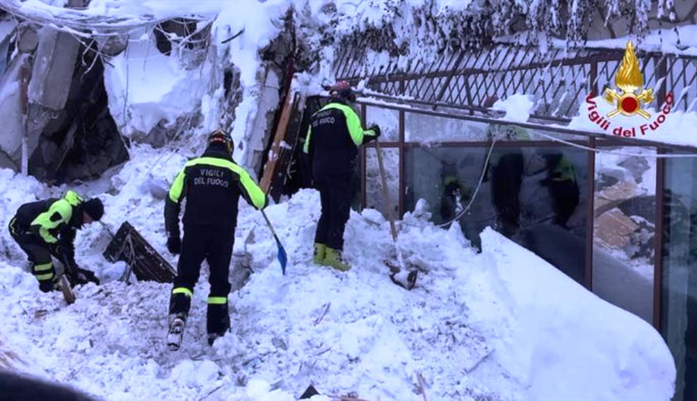 Hotel Rigopiano cancellato dalla valanga, 30 dispersi sotto la neve: ricerche senza sosta