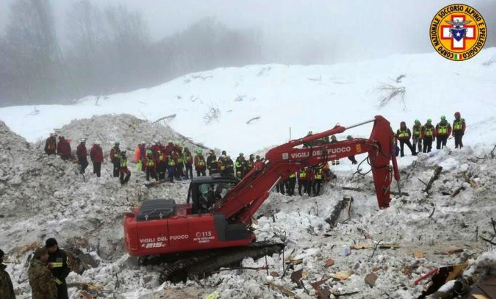 Rigopiano, estratti gli ultimi corpi. L'hotel distrutto visto dal drone [VIDEO]