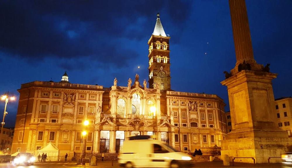 Roma, entra in chiesa e sfregia al volto un prete e il sacrestano