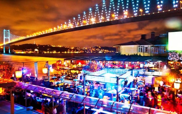 Istanbul, strage di Capodanno in discoteca: 39 morti e decine di feriti [VIDEO]