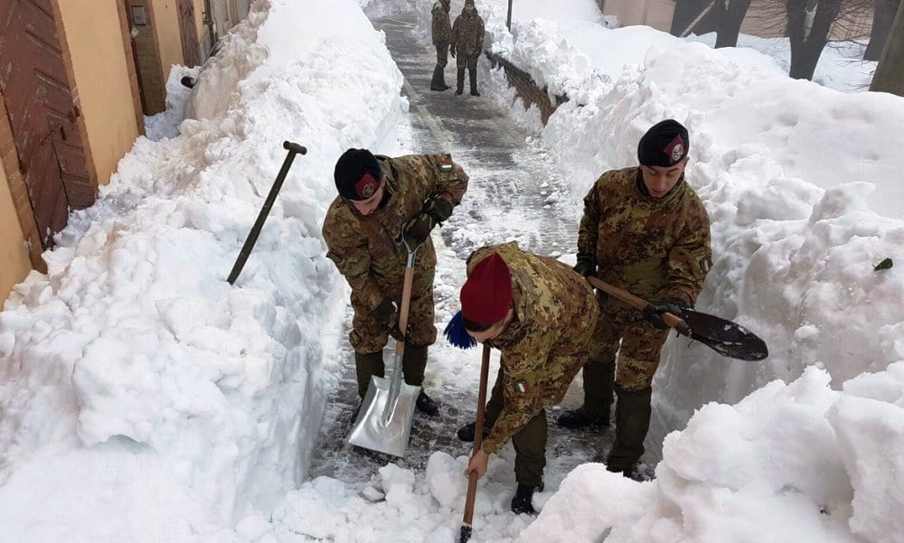 Terremoto e neve, il militare porta in salvo la bambina. E la foto fa il giro del mondo